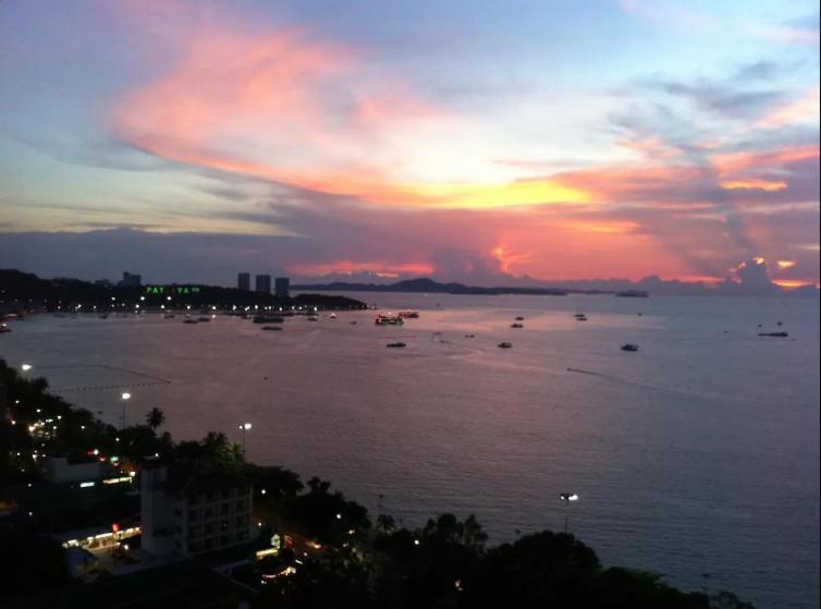 Central Pattaya - Sea View Large Balcony Condo With Infinity Pool 外观 照片
